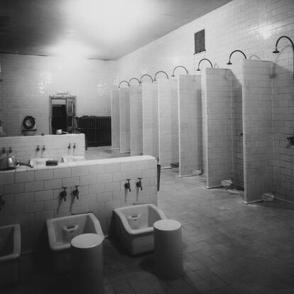 Mustavalkoinen valokuva yleisestä suihkutilasta 1929.