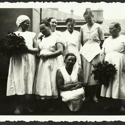 Kuusi kylvettäjää 1930-luvulta.