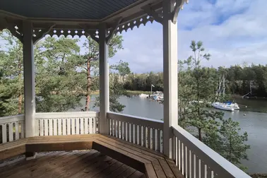 A gazebo in Stansvik outdoor recreation area. 