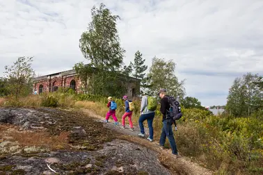 Perhe kävelee kalliopolkua 
