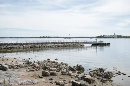 Kaivopuiston valkoinen laituri.