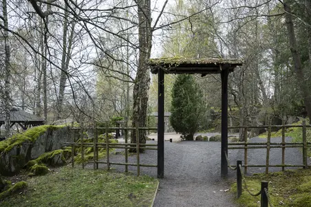Roihuvuoren japanilaisvaikutteinen puutarha.