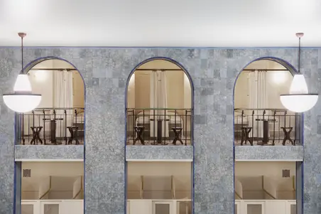 Utsikt över vilohytterna på andra våningen i Yrjönkatu simhall.