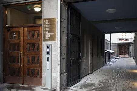 Två entréer till Yrjönkatu simhall.