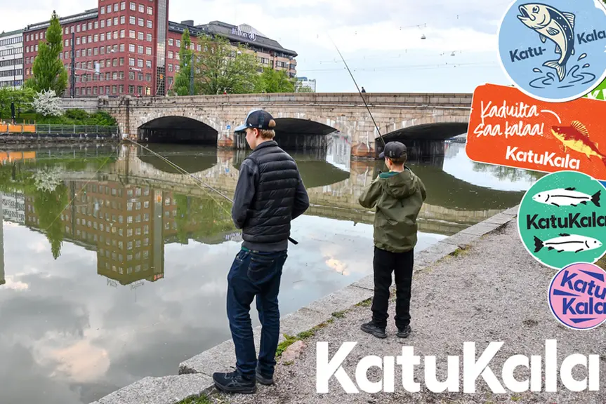 kaksi nuorta kalastaa.