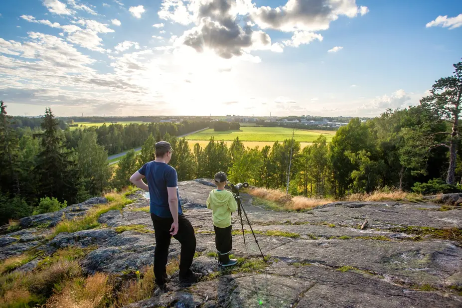 Ulkoilijat ihailevat maisemaa Hallainvuorella.