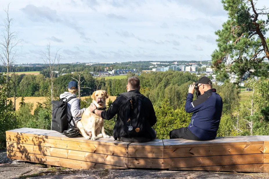 Retkeilijöitä lepäilemässä Hallainvuoren laella.