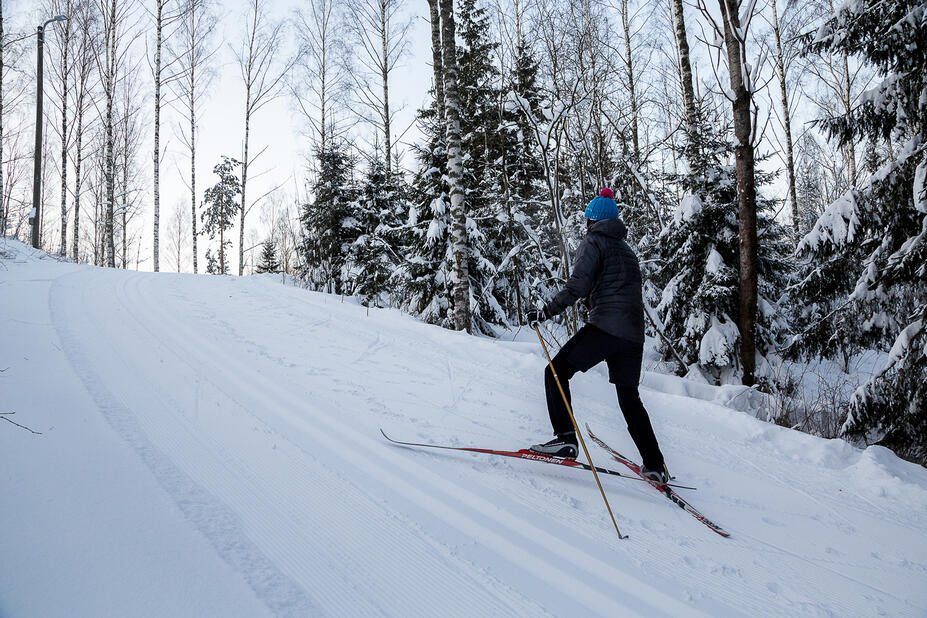 Henkilö hiihtämässä ylämäkeen haarakäynnillä. 