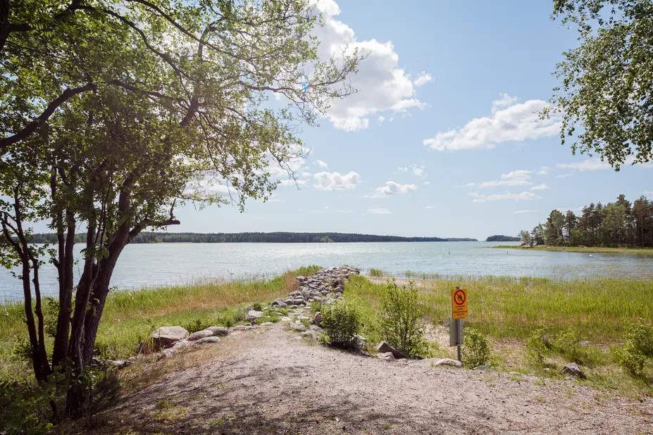  Aurinkoinen kesäpäivä Talosaaren ulkoilualueen niemen kärjessä.