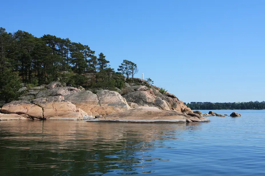 Kallioinen ranta ja tyyni meri.
