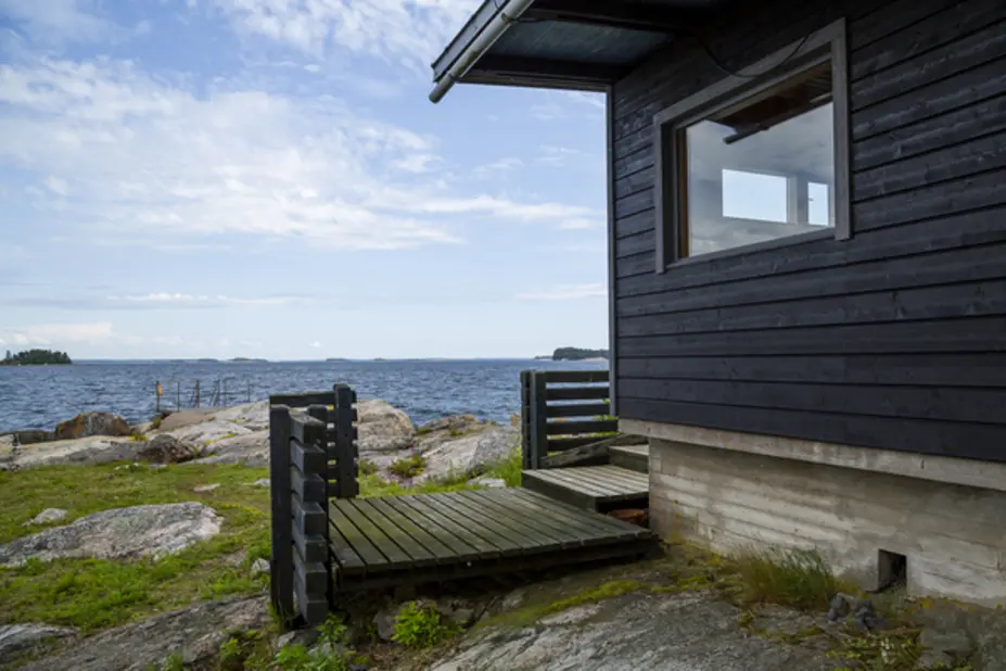 Kaunissaaren tilaussauna rannalla.