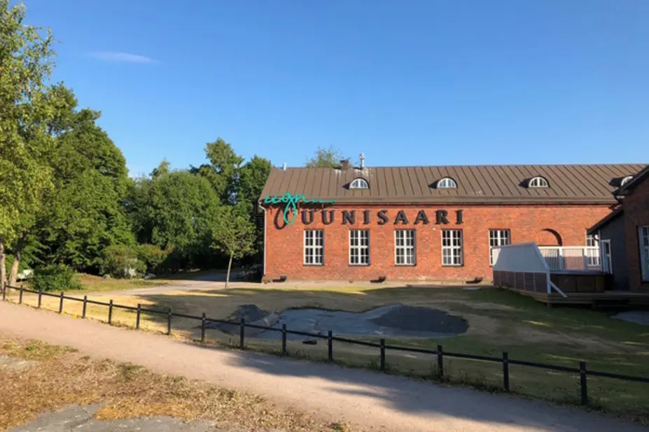 Ravintola Uunisaaren pihamaa.