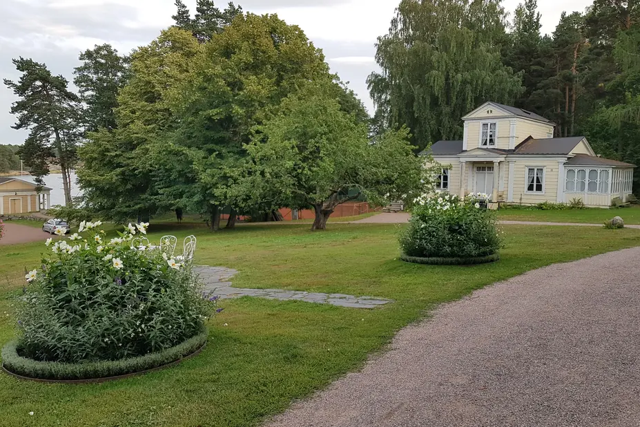 Stansvik Manor’s yard in summer. 