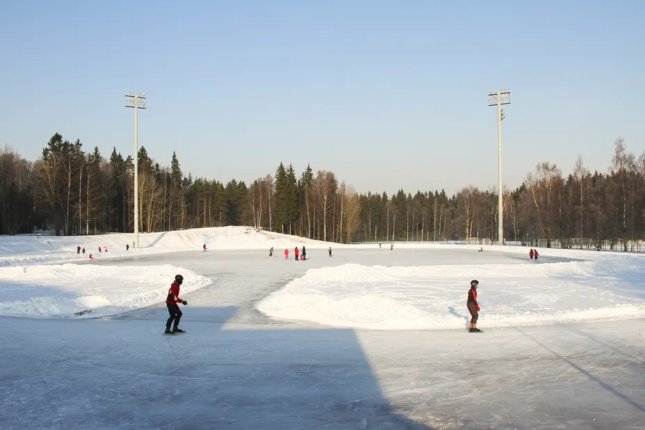 Ihmisiä luistelemassa Pirkkolan jääkentällä.