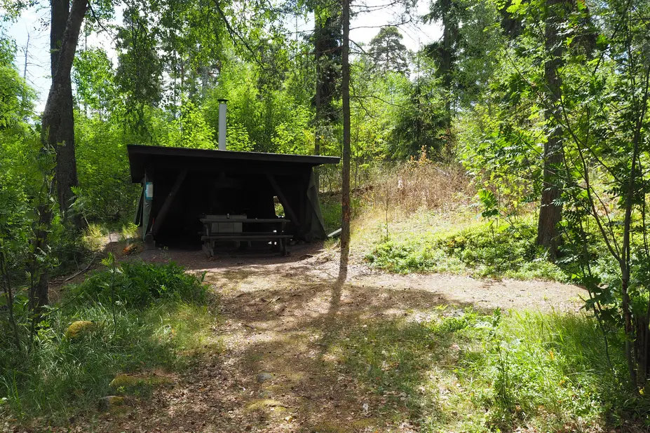 Keittokatos polun varrella lehtipuiden keskellä.