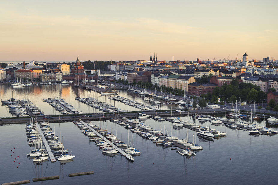 Veneitä Tervasaaren sataman ilta-auringossa.