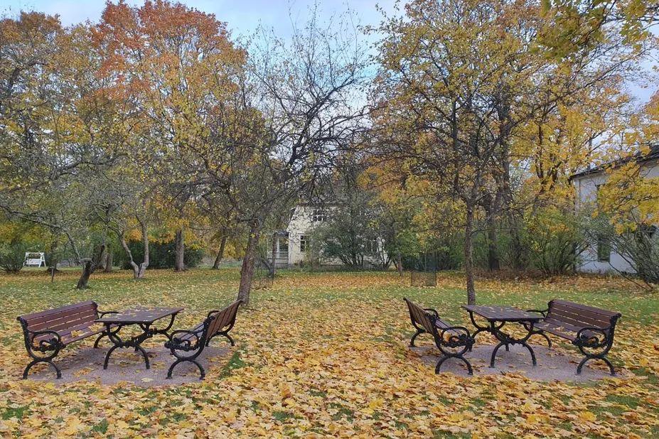 A picnic area in the yard at Stansvik Manor. 