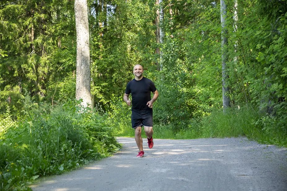 Henkilö Pirkkolan kuntoradalla.
