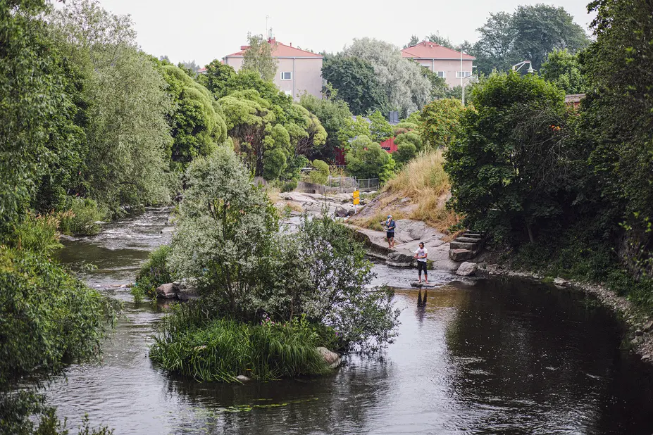 Koskipaikka ja muutamia kalastajia.