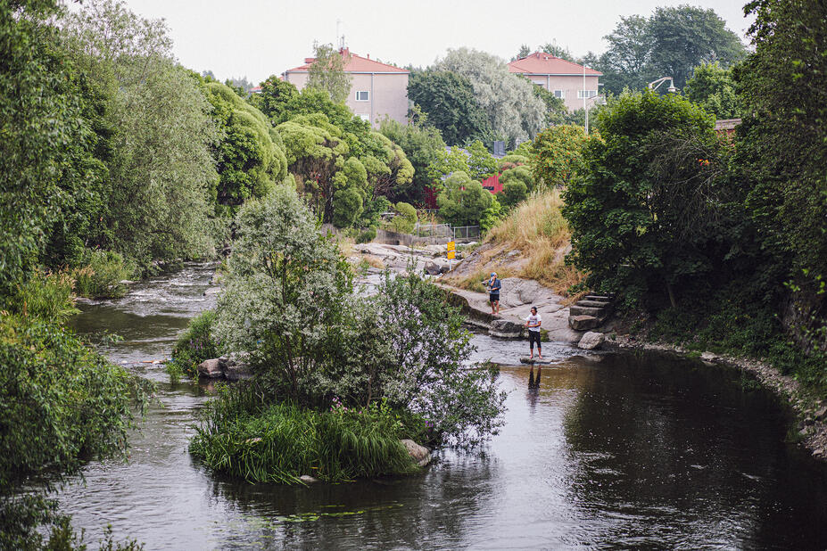 Koskipaikka ja muutamia kalastajia.