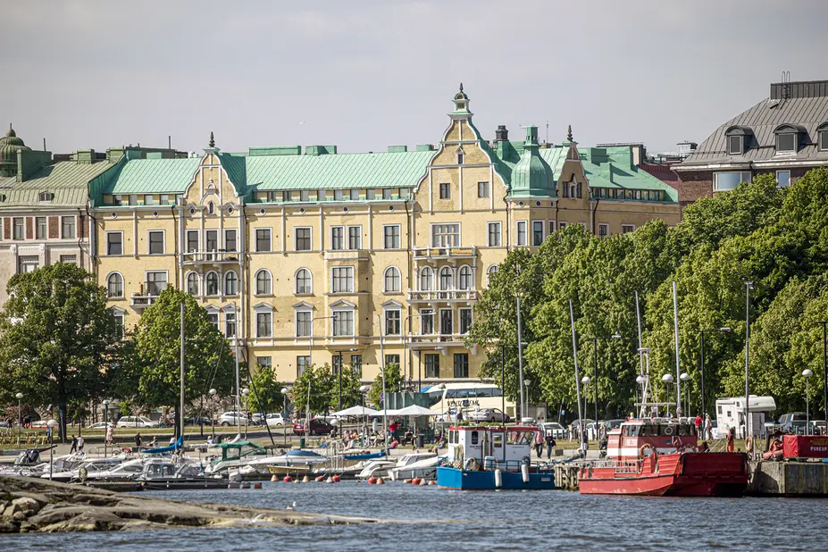 Erilaisia veneitä Eläintarhanlahden venesatamassa.