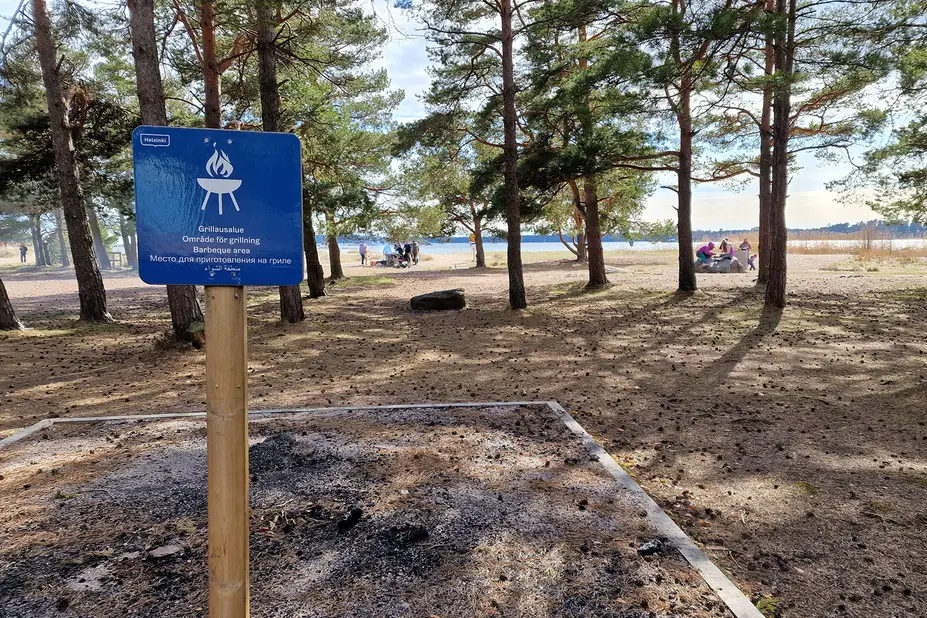 Grillaukseen osoitettu paikka on merkitty kyltillä