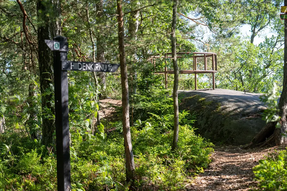 Vartiosaaren hiidenkirnun ympärillä on metalliaita.