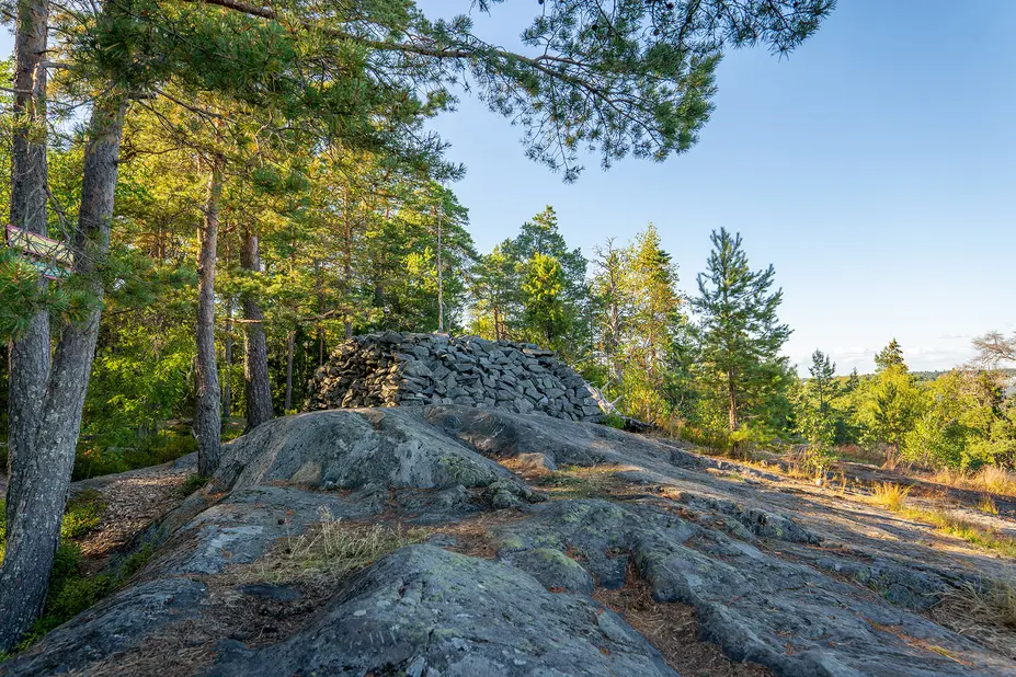 Vartiosaaren näköalapaikka sijaitsee mäntyisellä kalliolla