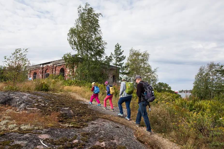 Perhe kävelee kalliopolkua 