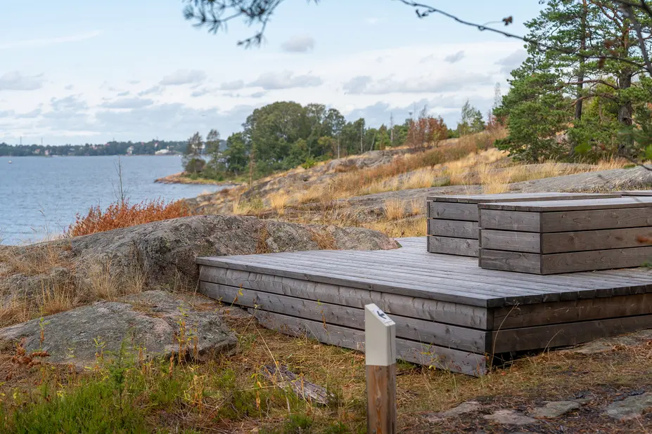 Puinen levähdyspaikka meren äärellä kalliolla