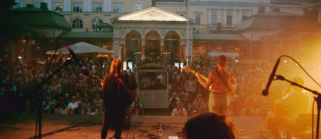 Musiikiyhtye soittaa Espan lavalla ja yleisöä on paljon esiintymislavan edessä.
