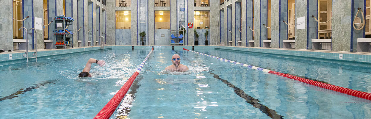 Uima-altaassa kaksi uimaria.