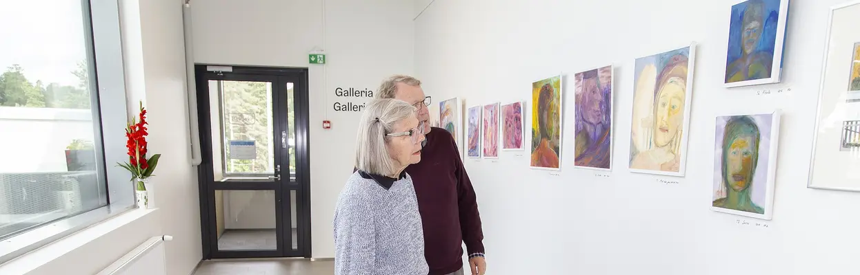 Ikäihmiset taidegalleriassa /sv