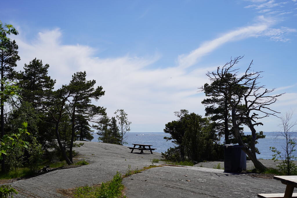 Piknik-pöytä Pihlajasaaren kalliolla.