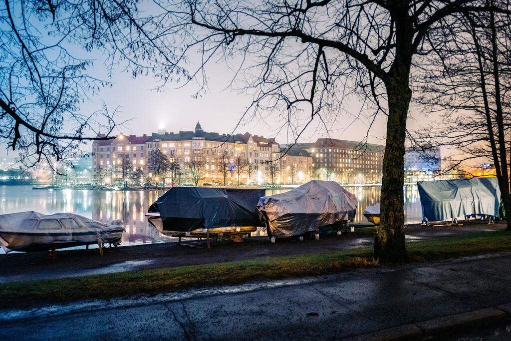 Veneitä talvisäilytyksessä Kaisaniemenrannassa. Kuva: Jussi Hellsten / Helsinki Partners