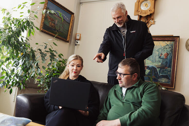 Johtava ohjaaja, Outamon lastenkoti