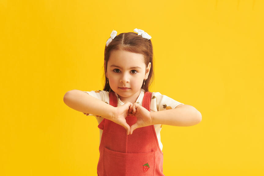 Lapsi keltaisen taustan edessä.