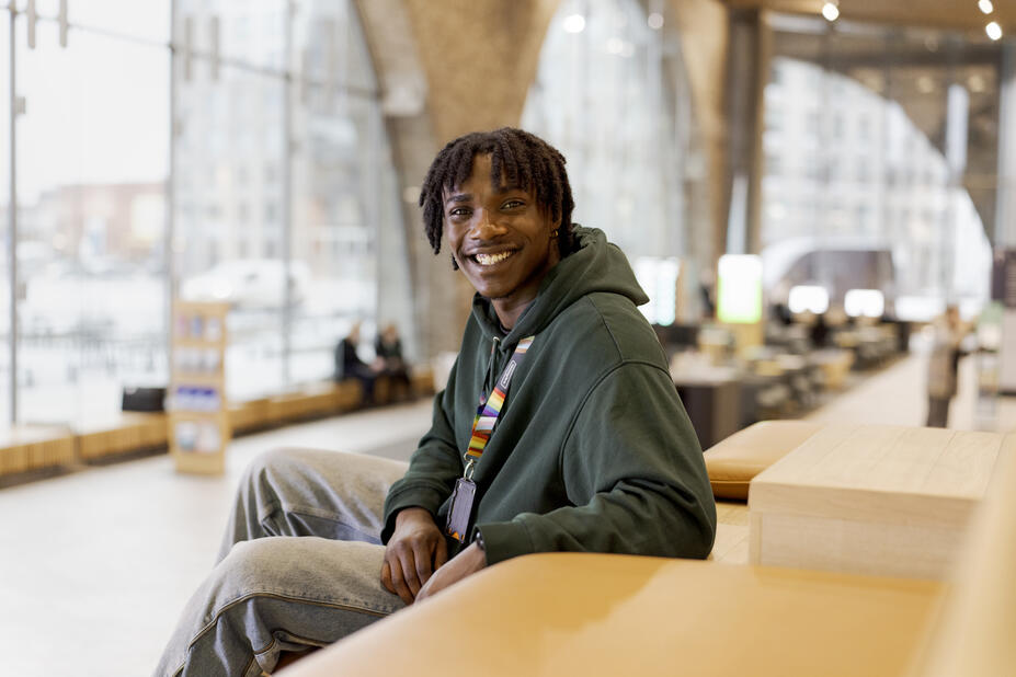 En leende medarbetare i kontorets lobby.