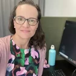 Johanna työpöytänsä ääressä.