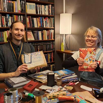 Kirjastovirkailija Pepe Strömberg ja erikoiskirjastovirkailija Terhi Lauronen paketoivat kirjoja Kallion kirjaston Dekkarikirjastossa