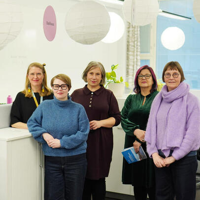 Koulutuspolun työryhmäläiset hymyilevät kameralle.