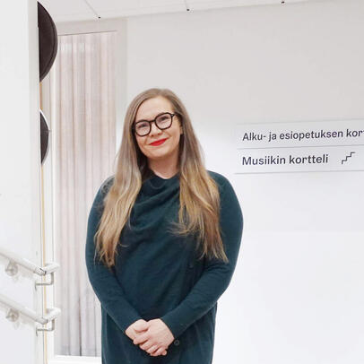 Opettaja koulun käytävällä.