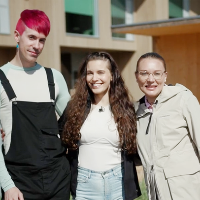 Tre medarbetare inom småbarnspedagogik på daghemmets gård."