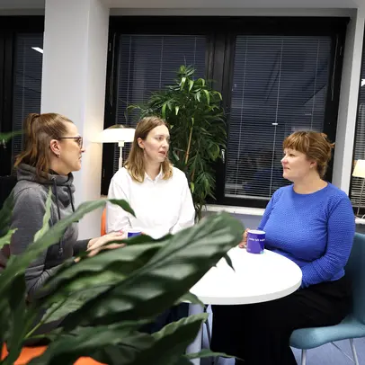 Tanja, Iida ja Emma pöydän ääressä