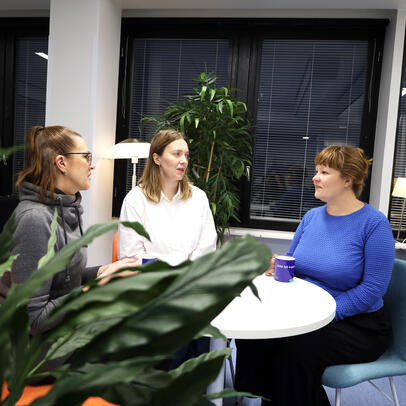 Tanja, Iida ja Emma pöydän ääressä