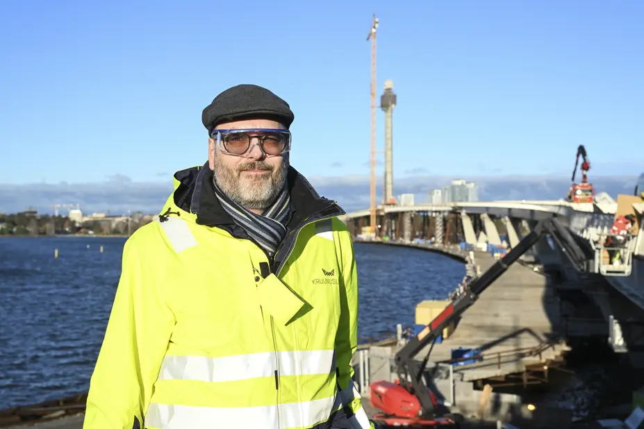 Ville Alajoki Kruunusillat-hankkeen edessä