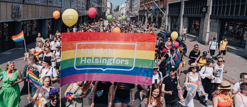 Helsinki Pride-lippu kulkueessa