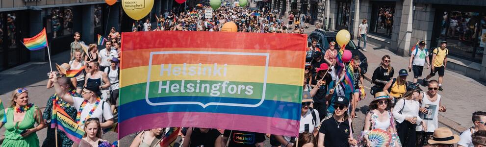 Helsinki Pride-lippu kulkueessa