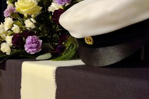 Ylioppilaslakki ja kukkia