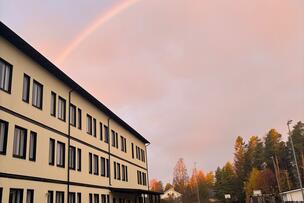 Koulun väistötilarakennuksen yllä on sateenkaari